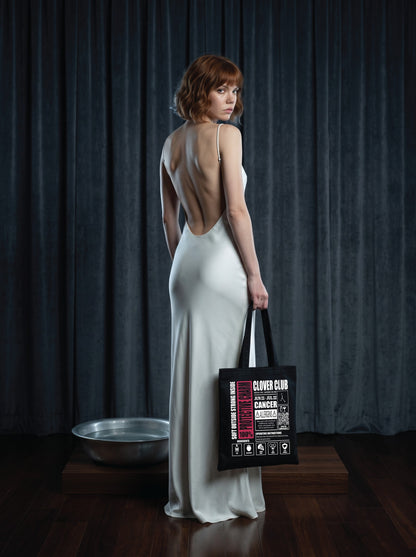Mr.B Yengeç Burcu Bez Çanta · Zodiac of Cocktails · Clover Club · Siyah · Lisa ürünü taşırken (kurgusal karakter, görsel yapay zekâ ile üretildi)