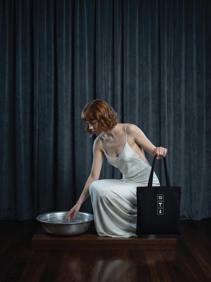 Mr.B Yengeç Burcu Bez Çanta · Zodiac of Cocktails · Clover Club · Siyah · Lisa ürünü taşırken (kurgusal karakter, görsel yapay zekâ ile üretildi)