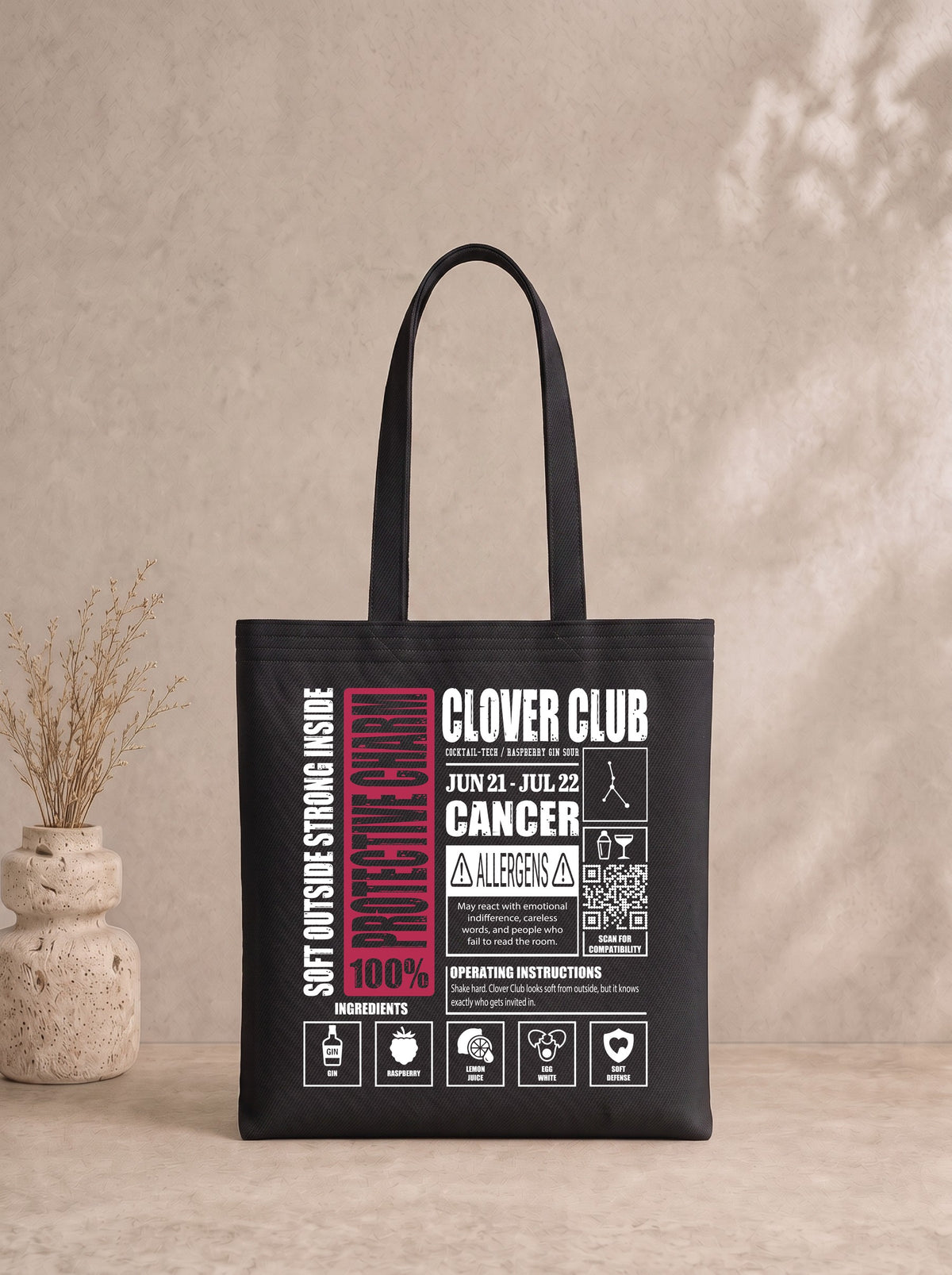 Mr.B Yengeç Burcu Bez Çanta · Zodiac of Cocktails · Clover Club · Siyah · ürün görseli, baskılı arka yüz