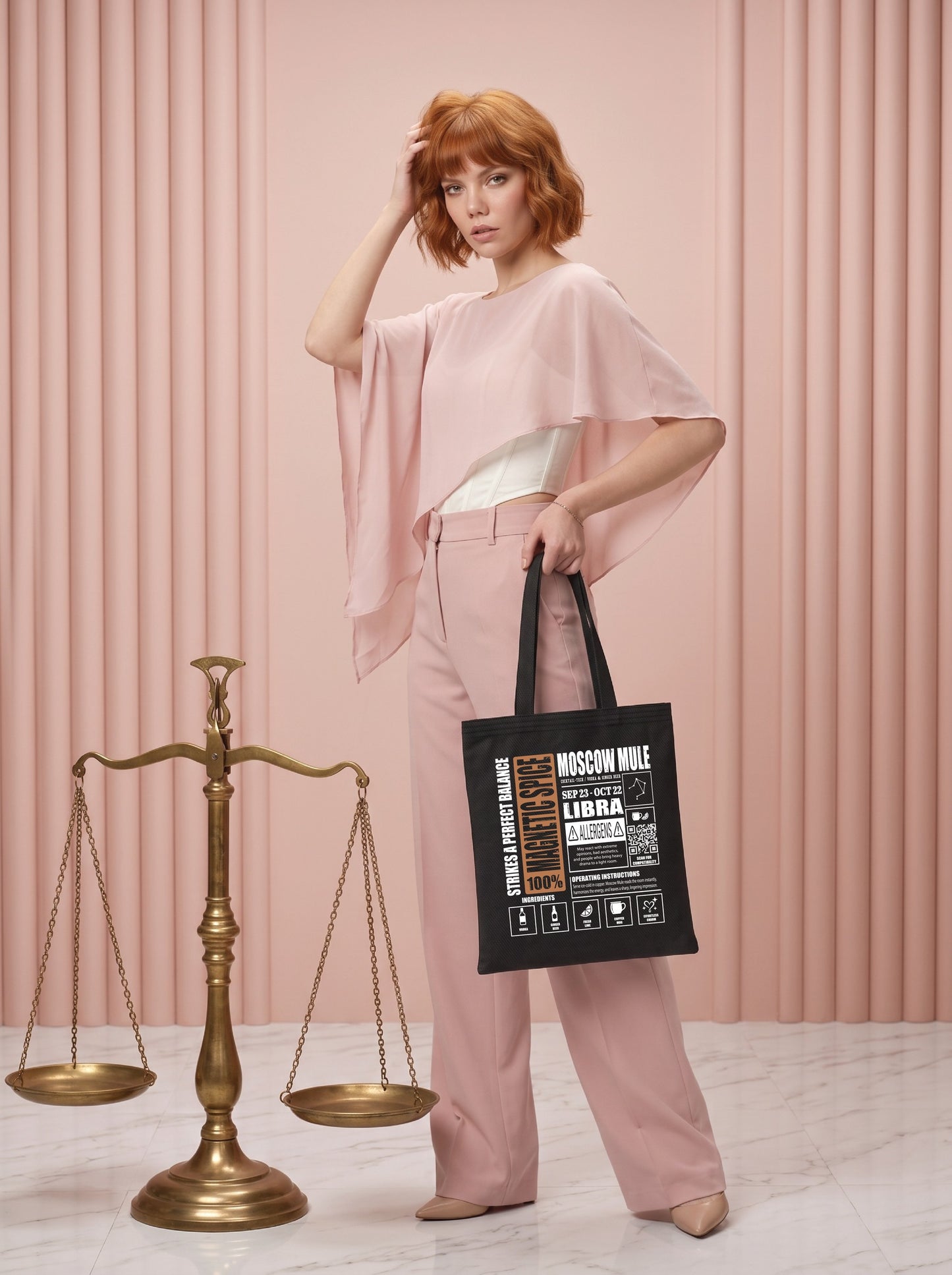 Mr.B Terazi Burcu Bez Çanta · Zodiac of Cocktails · Moscow Mule · Siyah · Lisa ürünü taşırken (kurgusal karakter, görsel yapay zekâ ile üretildi)