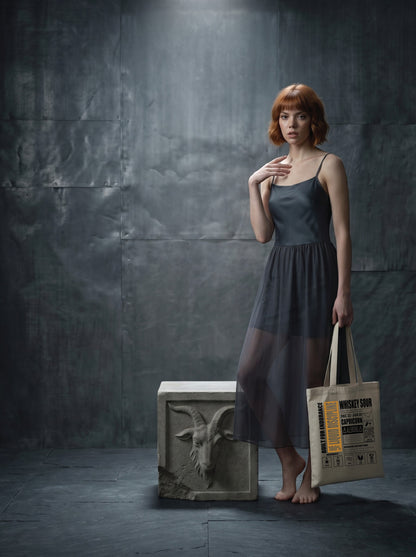 Mr.B Oğlak Burcu Bez Çanta · Zodiac of Cocktails · Whiskey Sour · Ham · Lisa ürünü taşırken (kurgusal karakter, görsel yapay zekâ ile üretildi)