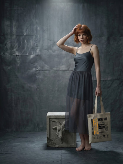 Mr.B Oğlak Burcu Bez Çanta · Zodiac of Cocktails · Whiskey Sour · Ham · Lisa ürünü taşırken (kurgusal karakter, görsel yapay zekâ ile üretildi)
